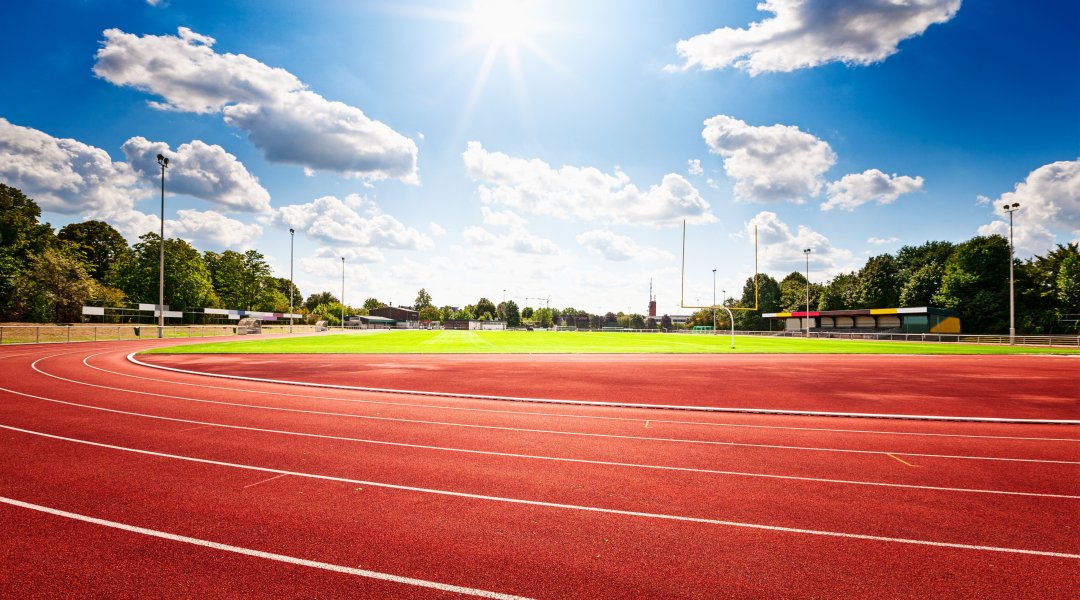 Symbolbild: Sportplatz mit Tartanbahn