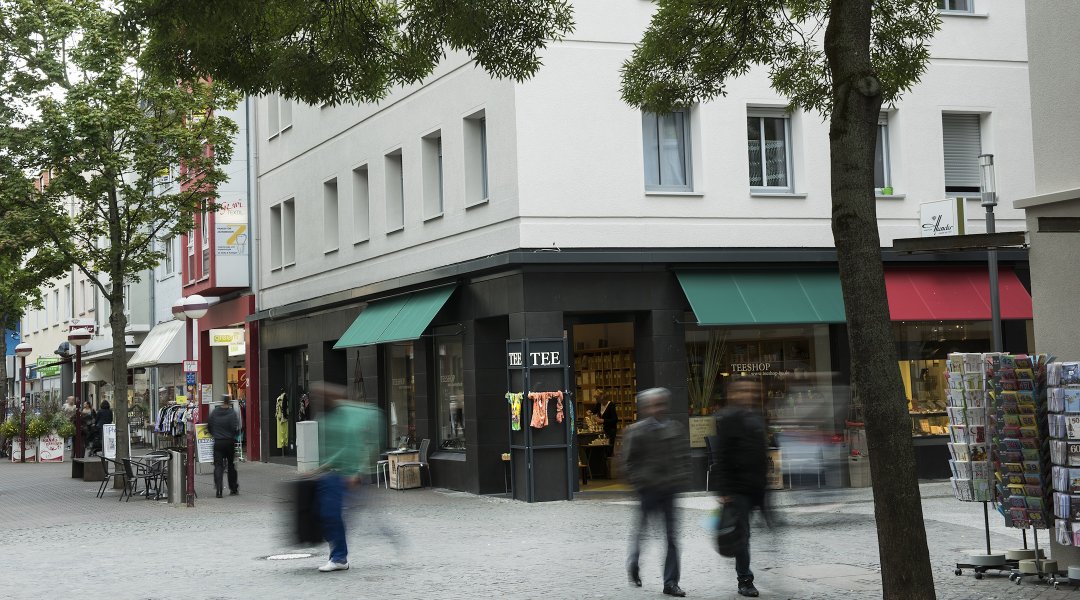 Fußgängerzone mit Geschäften in der Hanauer Innenstadt