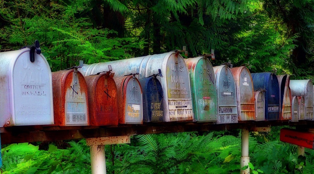 Symbolbild: Eine Reihe von Briefkästen